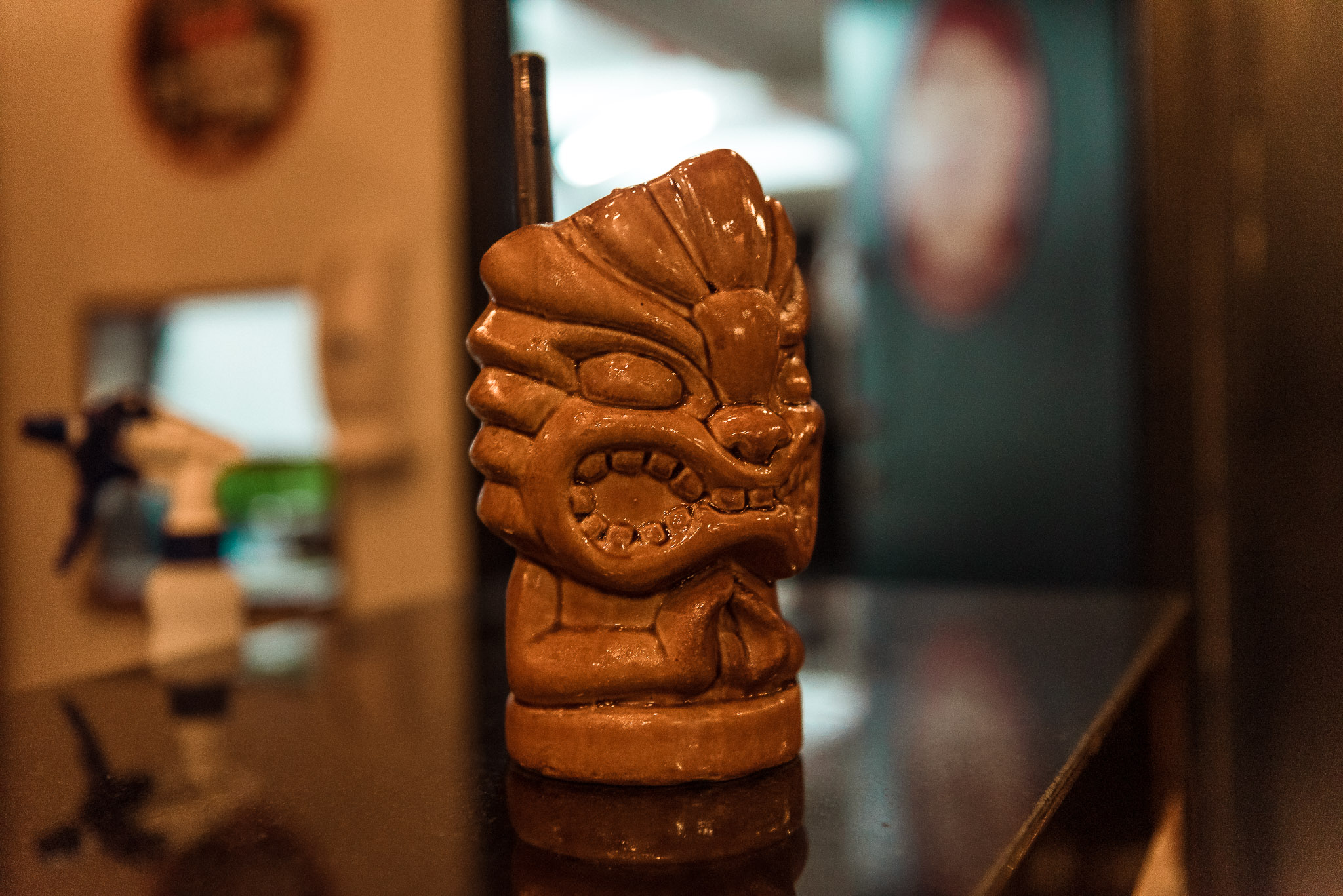 Caneca tiki no bar da Mancave