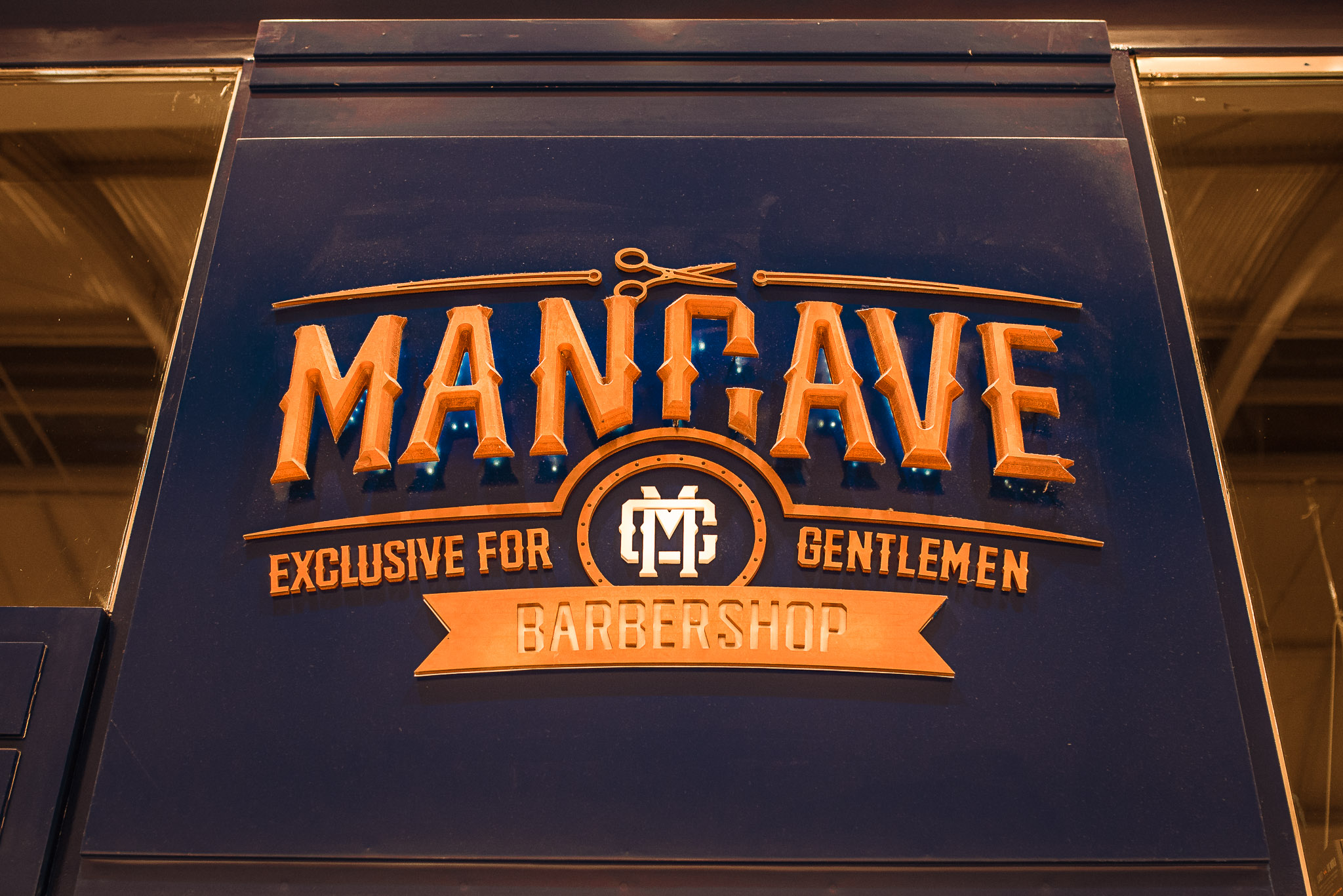 Fachada da Mancave Barbershop com letreiro em cobre